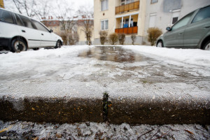 Hevesen is balesetveszélyes a közlekedés, csúznak az utak!