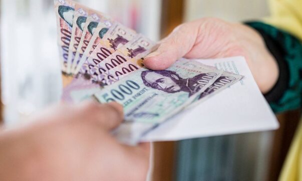 Megkezdte a novemberi és a visszamenőlegesen megemelt nyugdíj kézbesítését a Magyar Posta