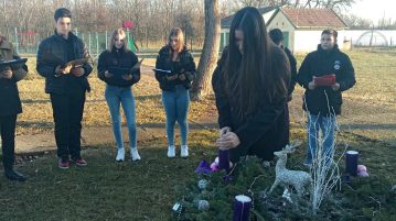 Steczina Panna lobbantotta fel a hit lángját Alatkán – fotók