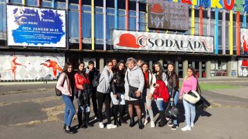 A nap, amikor bohócok „tanították” a hevesi diákokat (fotókkal)