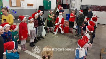 Piros sapkás meglepetés a tűzoltók családjainak: a Mikulás sem feledkezett meg róluk (fotókkal)