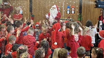 Idén is bőkezű volt a városi Mikulás: ezerhatszáz gyerek kapott ajándékot – fotógalériával