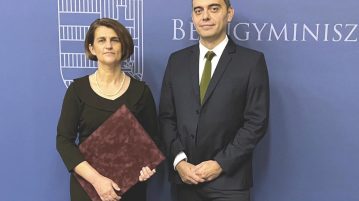 Belügyminiszteri elismerésben részesült a Hevesi Járási Hivatal szakügyintézője