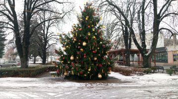 Ünnepi díszben Heves főterének adventi ékessége (videóval)