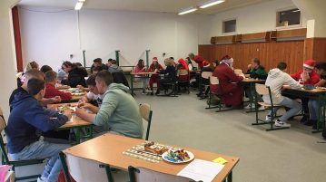 Hogyan jógázzunk a Mikulással? Egy vidám nap a középsuliban