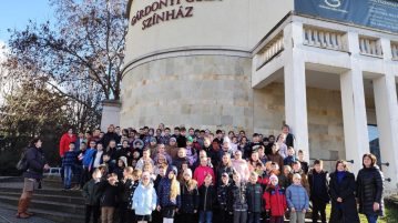 Színházlátogatáson jártak a Körzeti Általános Iskola diákjai