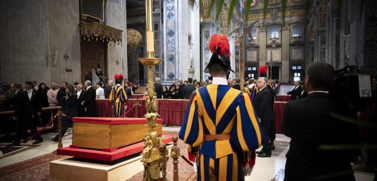 Örök nyugalomra helyezték Ferenc pápát
