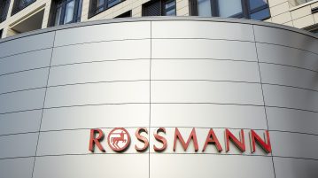 Árréskorlátozást vezetne be a kormány a háztartási cikkeket árusító boltokra