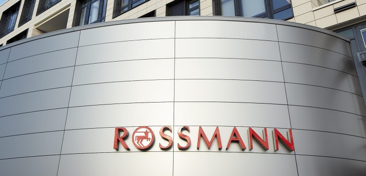 Árréskorlátozást vezetne be a kormány a háztartási cikkeket árusító boltokra