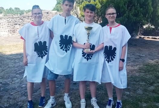 Körzetis tanulókat avattak ünnepélyesen a kisnánai vár lovagjaivá