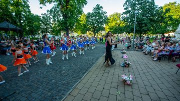 Fergeteges nyáresti varázslat a hevesi főtéren – fotókkal