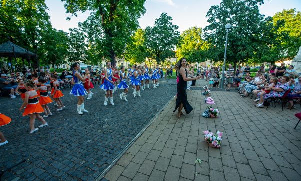 Fergeteges nyáresti varázslat a hevesi főtéren – fotókkal