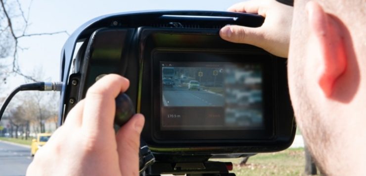 Kék hírek – Beméri a traffipax a takarásban gyorshajtó autót?