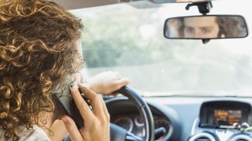 A vezetés közbeni telefonhasználatot ellenőrzi a rendőrség