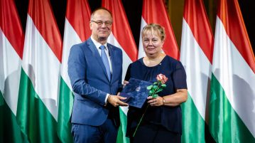 Közigazgatás Szolgálatáért Érdemérmet vehetett át a hevesi anyakönyvvezető Dr. Navracsics Tibor minisztertől