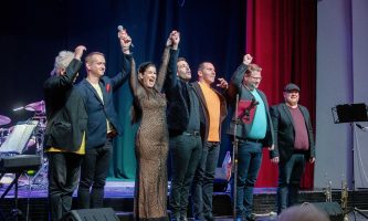 Nagyszabású, teltházas koncerttel búcsúztatta az évet Heves – fotóalbummal