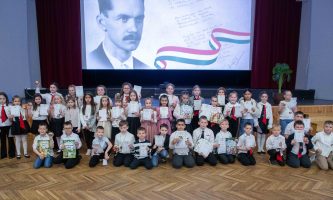 Versmondók versenyeztek a Költészet napján