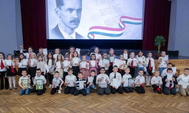 Versmondók versenyeztek a Költészet napján