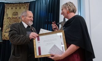 A Magyar Művészeti Akadémia elismerő oklevelét vehette át Halassy Csilla szobrászművész