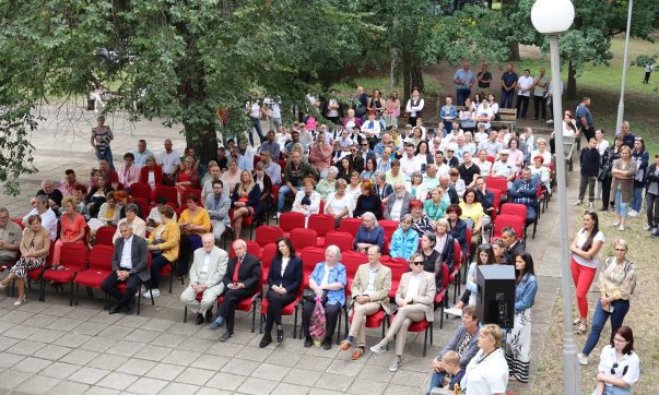 A múlt összekötte, a jelen újra összehozta a középiskola öregdiákjait