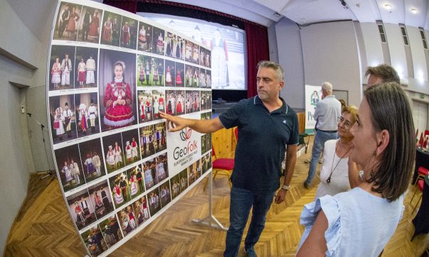A világ népviseletei érkeztek Hevesre – megnyílt a monumentális anyagot bemutató Geofolk kiállítás