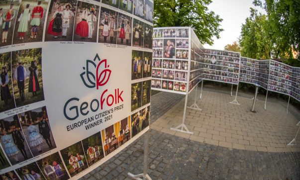 A világ népviseletei érkeztek Hevesre – megnyílt a monumentális anyagot bemutató Geofolk kiállítás