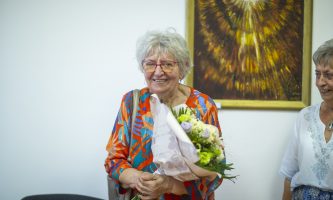 Hetvenhét évesen sem késő az álmainkat követni – Simon Irén festményei egy sokszínű világba engednek betekintést