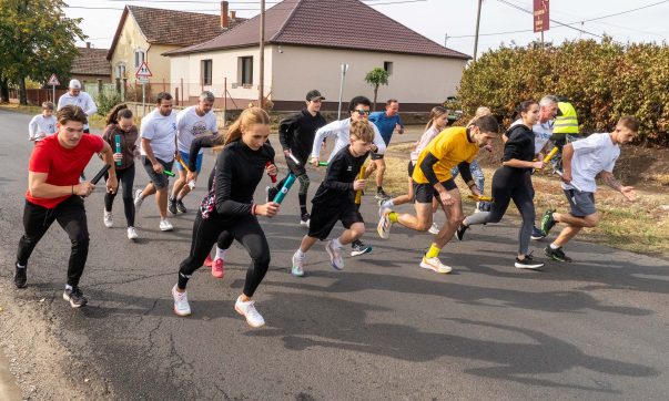 Közel háromszázan vettek részt az I. Hevesi Váltófutó Versenyen és díjazták a legaktívabb intézményeket is – albummal