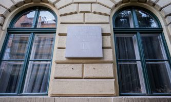 Emléktáblát kapott Kő Pál Mester egykori terézvárosi otthona